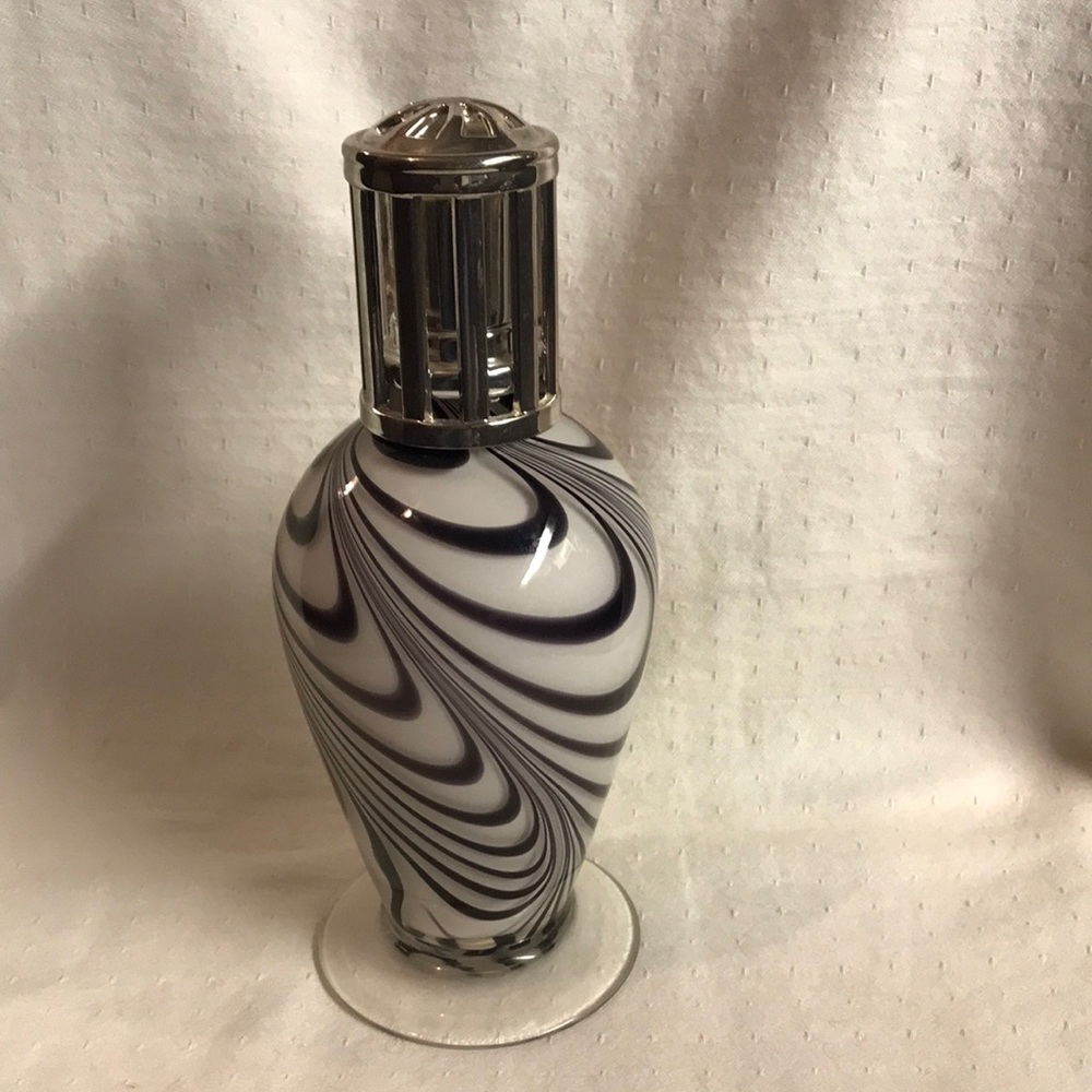 La-Tee-Da Diffuser Oil Lamp 7 1/2” tall Black and White Swirl